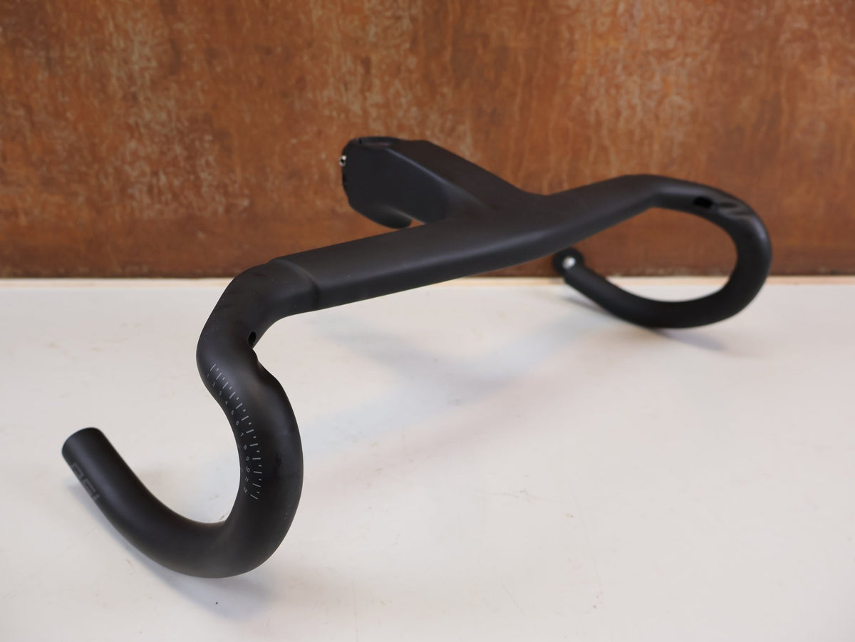 Lenker von Trek, Trek Aero RSL Road Carbon Lenker-Vorbau Einheit 410-440 x 110mm vor USEDBIKES-OB.DE Hintergrund