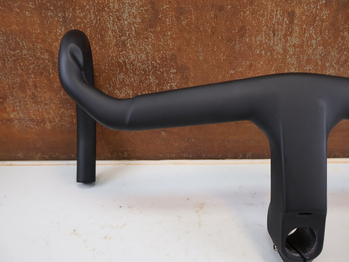 Lenker von Trek, Trek Aero RSL Road Carbon Lenker-Vorbau Einheit 410-440 x 110mm vor USEDBIKES-OB.DE Hintergrund