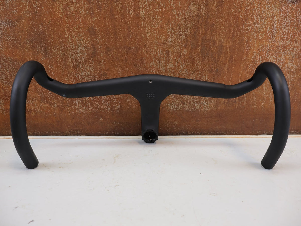 Lenker von Trek, Trek Aero RSL Road Carbon Lenker-Vorbau Einheit 410-440 x 110mm vor USEDBIKES-OB.DE Hintergrund