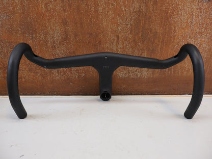 Lenker von Trek, Trek Aero RSL Road Carbon Lenker-Vorbau Einheit 410-440 x 110mm vor USEDBIKES-OB.DE Hintergrund