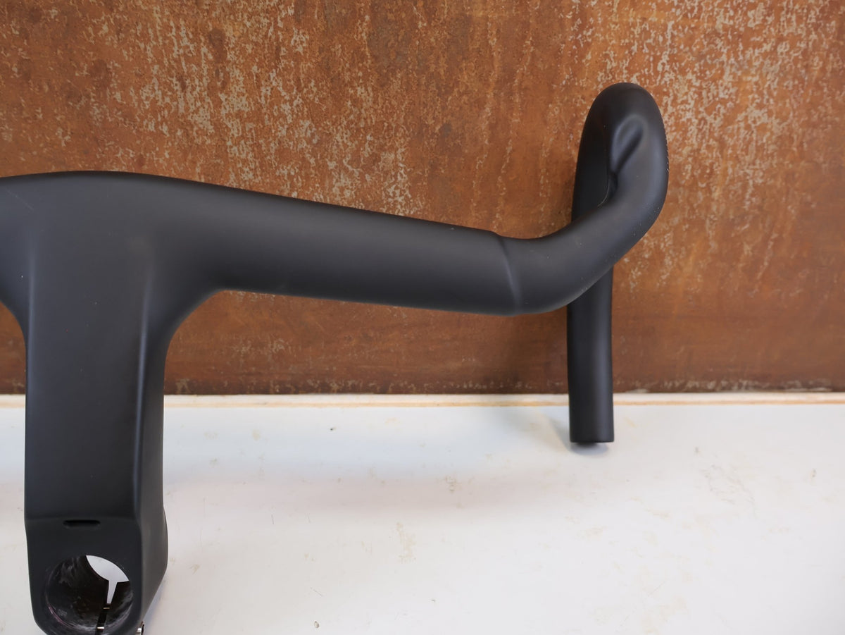 Lenker von Trek, Trek Aero RSL Road Carbon Lenker-Vorbau Einheit 410-440 x 110mm vor USEDBIKES-OB.DE Hintergrund