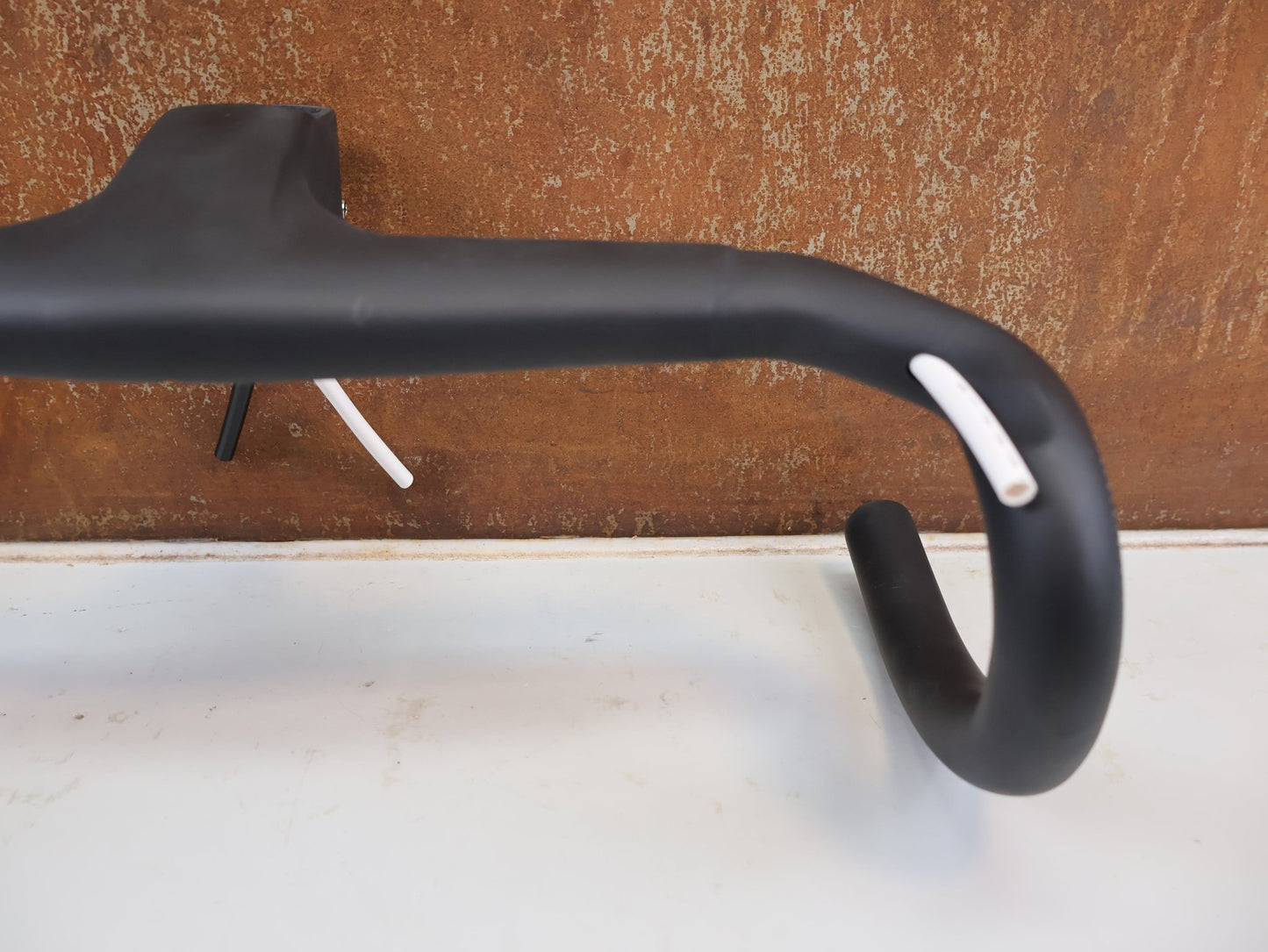 Lenker von Trek, TREK AERO RSL ROAD INTEGRIERTE LENKER-/ VORBAU EINHEIT / 380X80MM / W5316675 / MADONE GEN 8 vor USEDBIKES-OB.DE Hintergrund