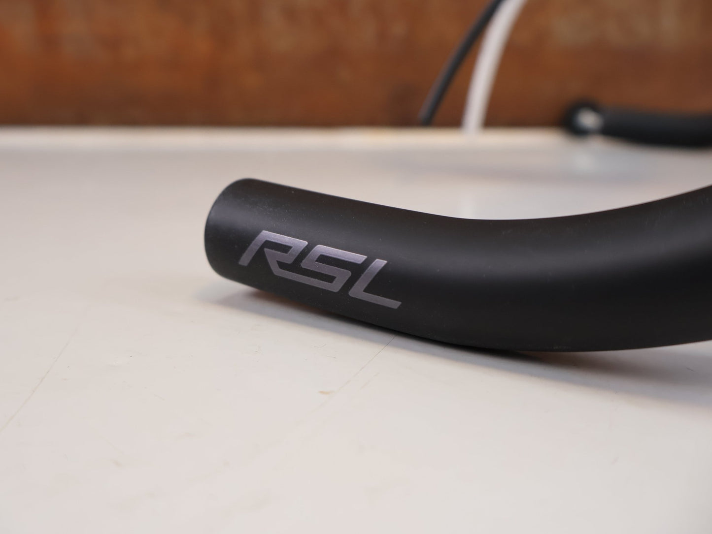 Lenker von Trek, TREK AERO RSL ROAD INTEGRIERTE LENKER-/ VORBAU EINHEIT / 380X80MM / W5316675 / MADONE GEN 8 vor USEDBIKES-OB.DE Hintergrund