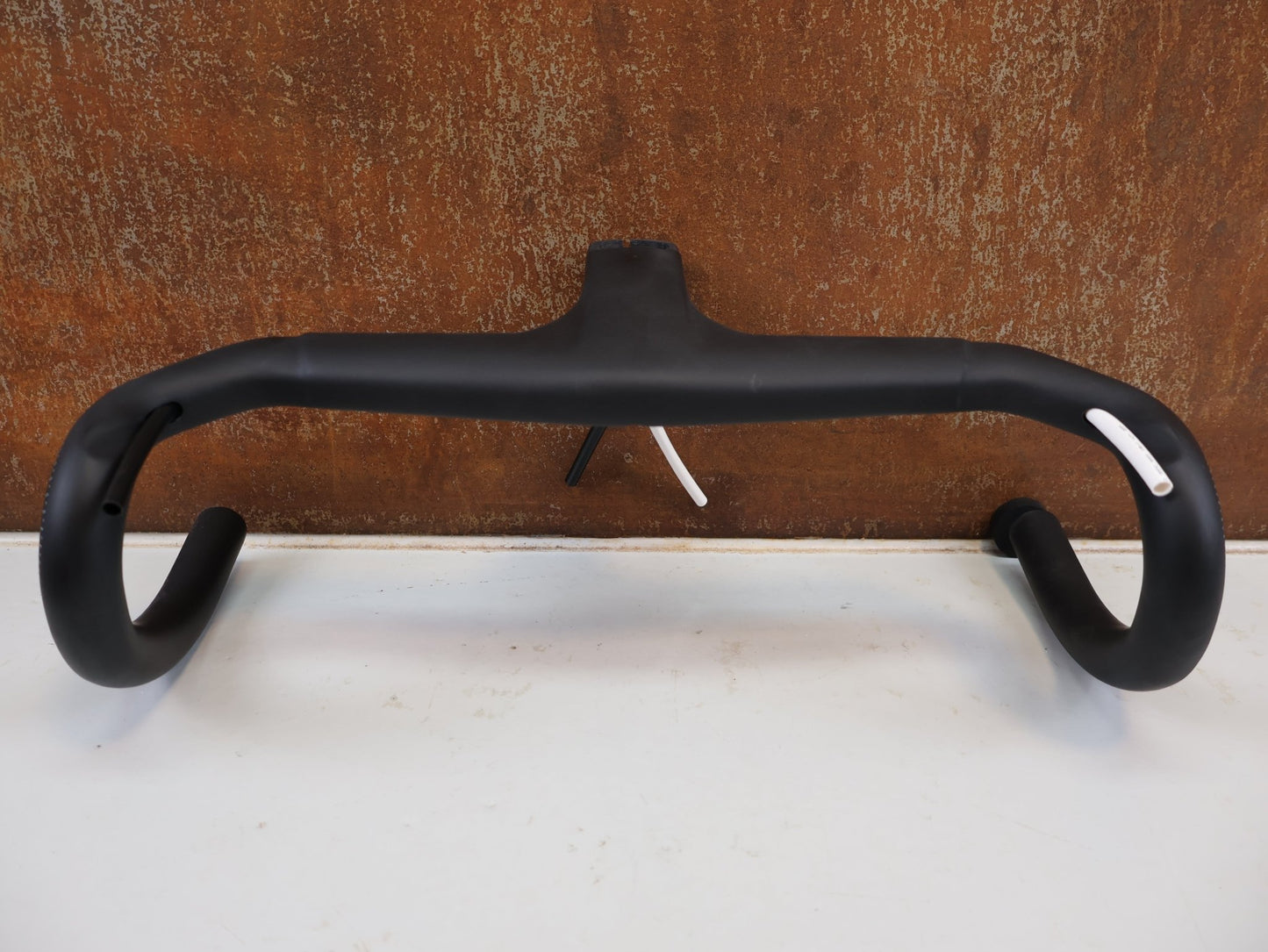 Lenker von Trek, TREK AERO RSL ROAD INTEGRIERTE LENKER-/ VORBAU EINHEIT / 380X80MM / W5316675 / MADONE GEN 8 vor USEDBIKES-OB.DE Hintergrund