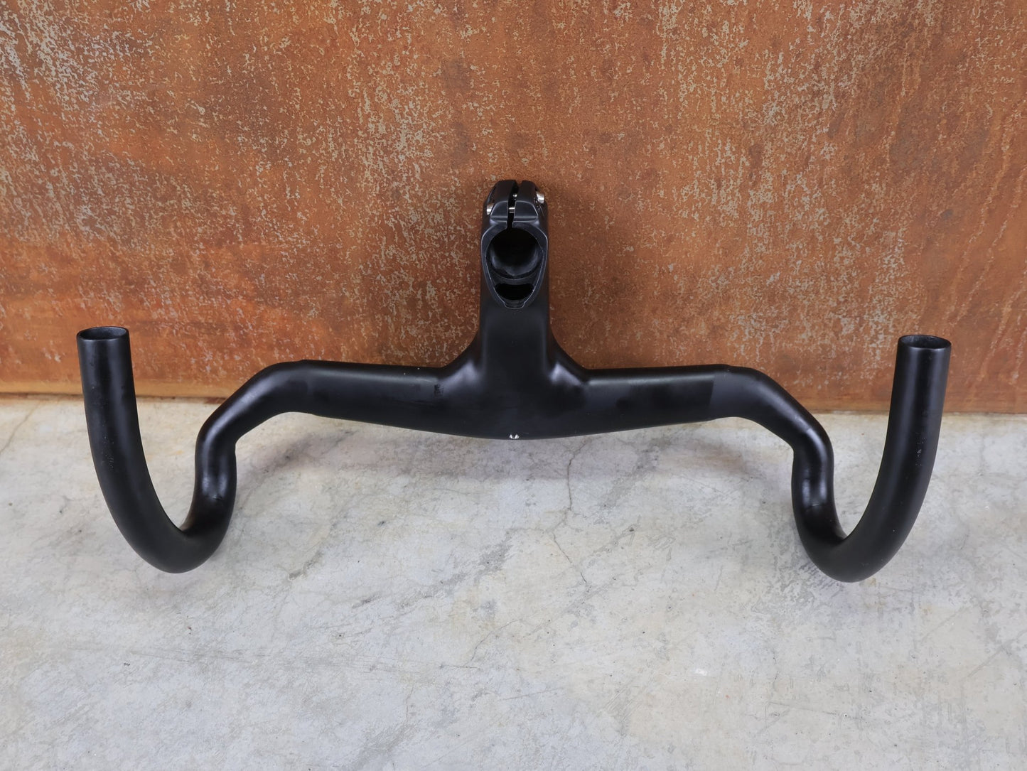 Lenker von Trek, TREK AERO RSL ROAD INTEGRIERTE LENKER - / VORBAU EINHEIT / MADONE GEN 8 350/3800 X 90M vor USEDBIKES - OB.DE Hintergrund