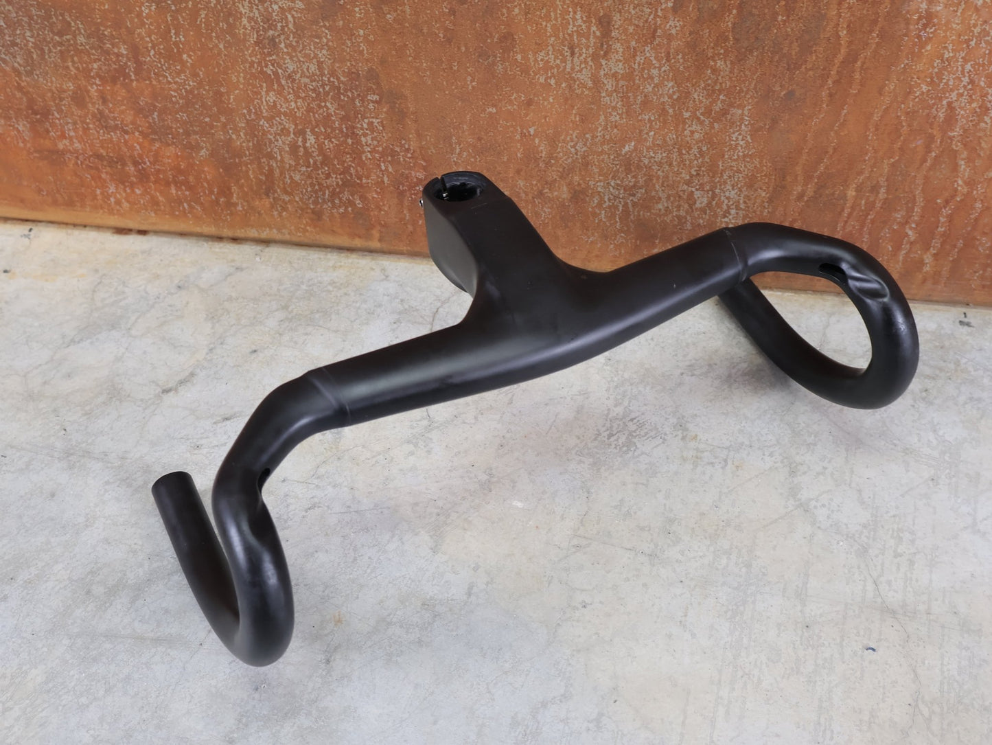 Lenker von Trek, TREK AERO RSL ROAD INTEGRIERTE LENKER - / VORBAU EINHEIT / MADONE GEN 8 350/3800 X 90M vor USEDBIKES - OB.DE Hintergrund