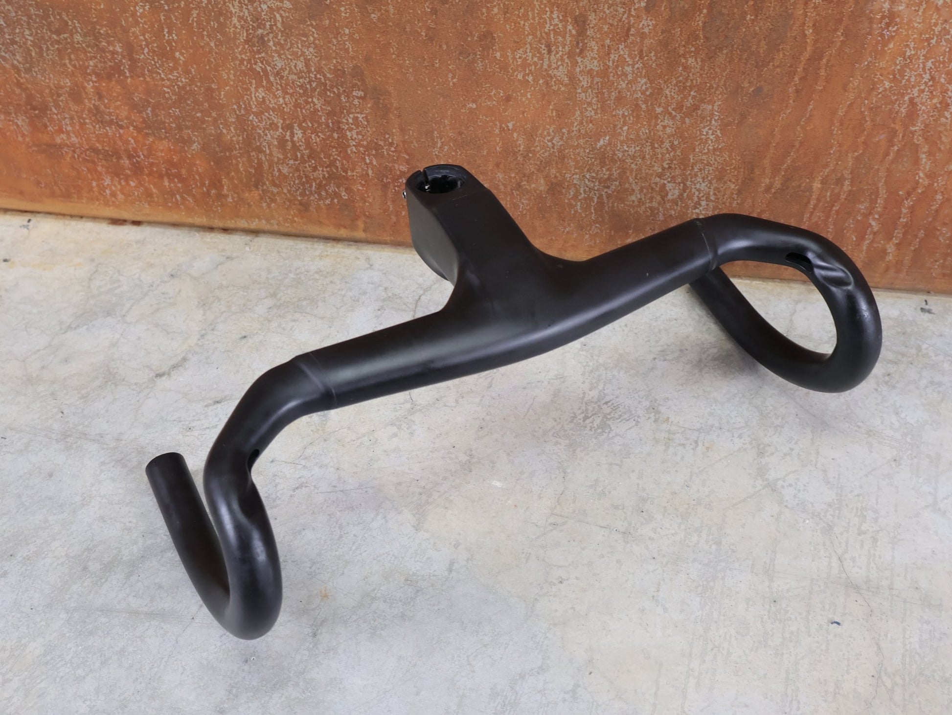 Lenker von Trek, TREK AERO RSL ROAD INTEGRIERTE LENKER - / VORBAU EINHEIT / MADONE GEN 8 350/3800 X 90M vor USEDBIKES - OB.DE Hintergrund