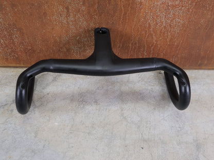 Lenker von Trek, TREK AERO RSL ROAD INTEGRIERTE LENKER - / VORBAU EINHEIT / MADONE GEN 8 350/3800 X 90M vor USEDBIKES - OB.DE Hintergrund