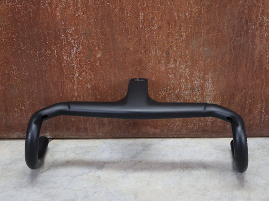 Lenker von Bontrager, TREK AERO RSL ROAD INTEGRIERTE LENKER - / VORBAU EINHEIT / MADONE GEN 8 370/400 X 90MM vor USEDBIKES - OB.DE Hintergrund