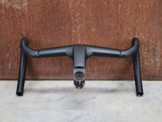 Lenker von Bontrager, TREK AERO RSL ROAD INTEGRIERTE LENKER - / VORBAU EINHEIT / MADONE GEN 8 370/400 X 90MM vor USEDBIKES - OB.DE Hintergrund