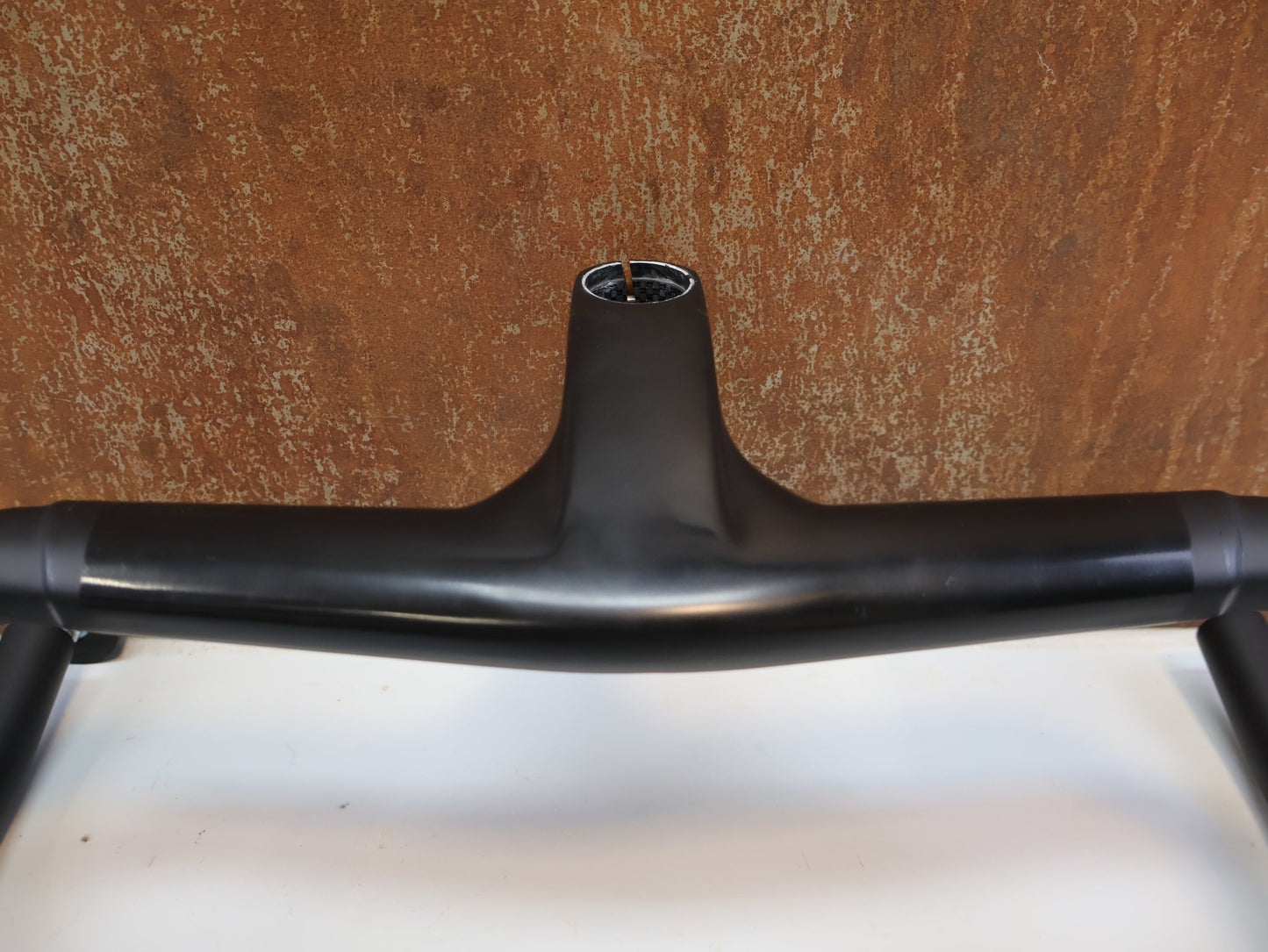 Lenker von Trek, TREK AERO RSL ROAD INTEGRIERTE LENKER - / VORBAU EINHEIT / MADONE GEN 8 370MM/400 MM X 90 MM vor USEDBIKES - OB.DE Hintergrund