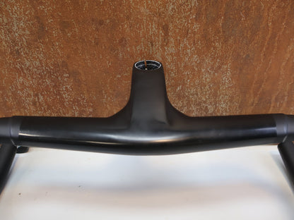 Lenker von Trek, TREK AERO RSL ROAD INTEGRIERTE LENKER - / VORBAU EINHEIT / MADONE GEN 8 370MM/400 MM X 90 MM vor USEDBIKES - OB.DE Hintergrund