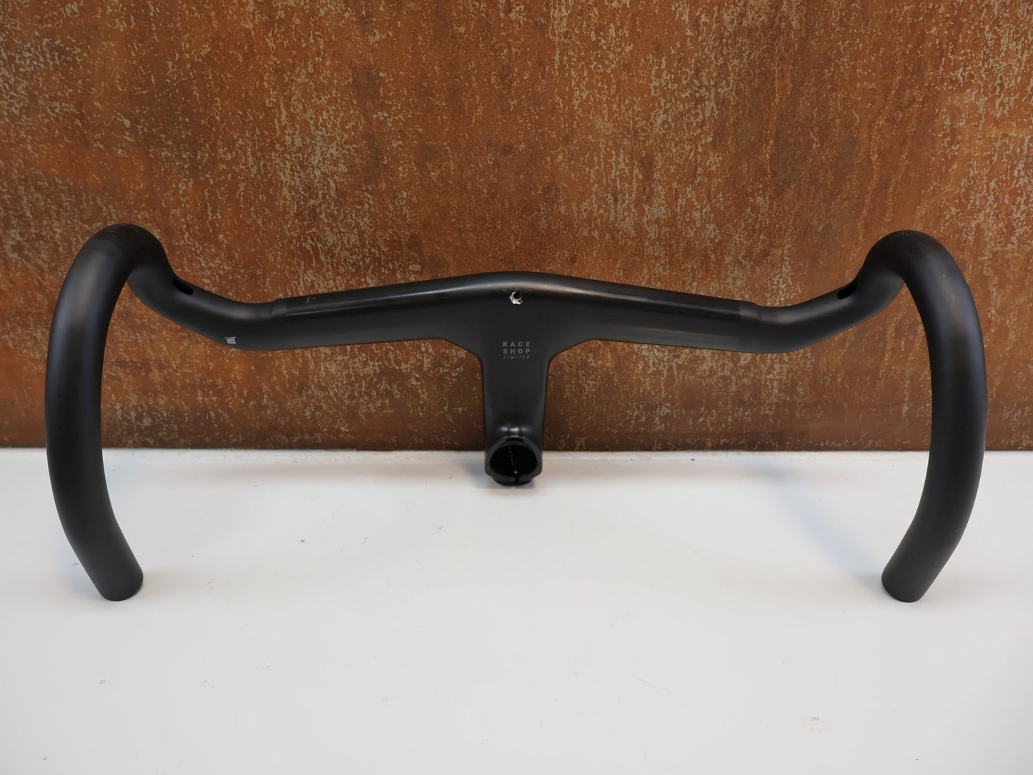 Lenker von Trek, TREK AERO RSL ROAD INTEGRIERTE LENKER - / VORBAU EINHEIT / MADONE GEN 8 370MM/400 MM X 90 MM vor USEDBIKES - OB.DE Hintergrund