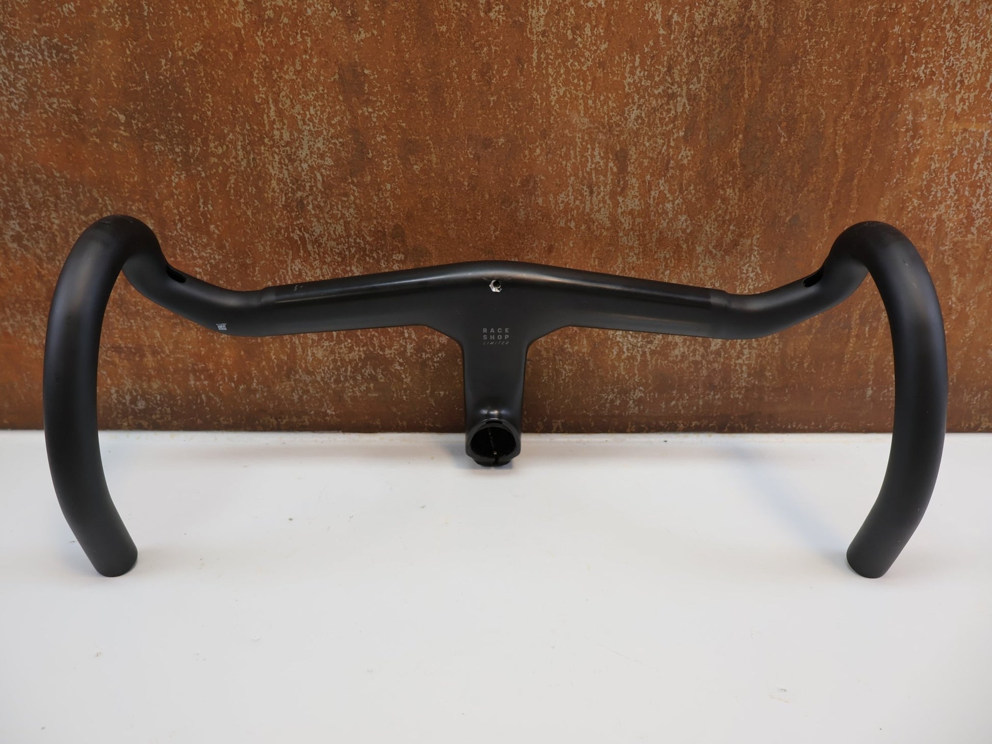 Lenker von Trek, TREK AERO RSL ROAD INTEGRIERTE LENKER - / VORBAU EINHEIT / MADONE GEN 8 370MM/400 MM X 90 MM vor USEDBIKES - OB.DE Hintergrund