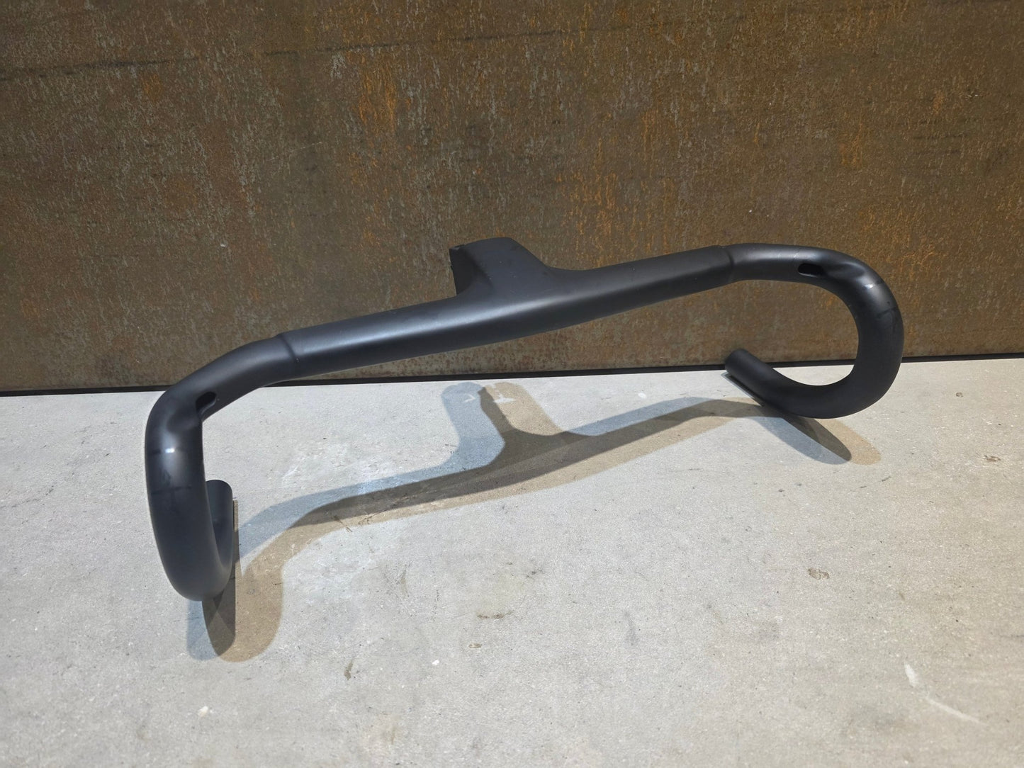 Lenker von Bontrager, TREK AERO RSL ROAD INTEGRIERTE LENKER - / VORBAU EINHEIT / MADONE GEN 8 390/420 X 90MM vor USEDBIKES - OB.DE Hintergrund