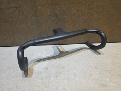 Lenker von Bontrager, TREK AERO RSL ROAD INTEGRIERTE LENKER - / VORBAU EINHEIT / MADONE GEN 8 390/420 X 90MM vor USEDBIKES - OB.DE Hintergrund