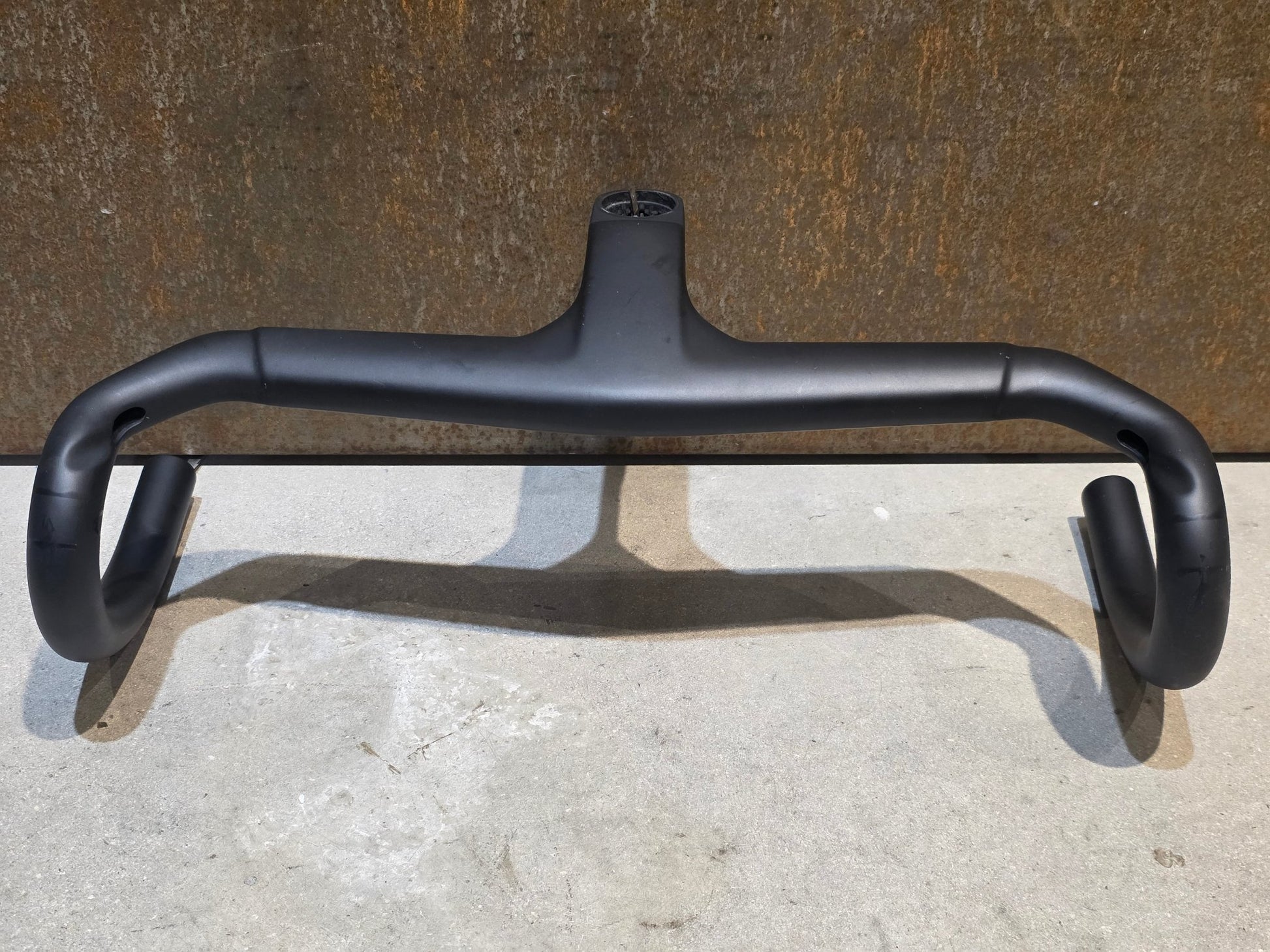 Lenker von Bontrager, TREK AERO RSL ROAD INTEGRIERTE LENKER - / VORBAU EINHEIT / MADONE GEN 8 390/420 X 90MM vor USEDBIKES - OB.DE Hintergrund