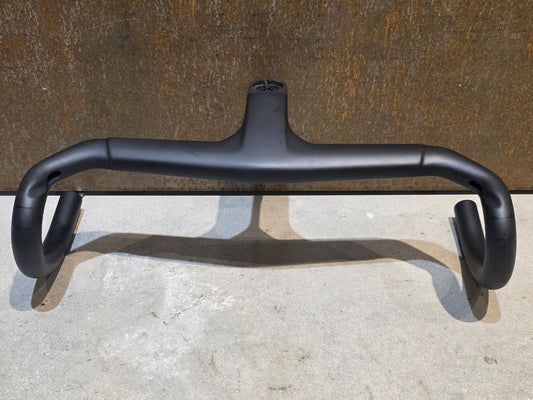 Lenker von Bontrager, TREK AERO RSL ROAD INTEGRIERTE LENKER - / VORBAU EINHEIT / MADONE GEN 8 390/420 X 90MM vor USEDBIKES - OB.DE Hintergrund