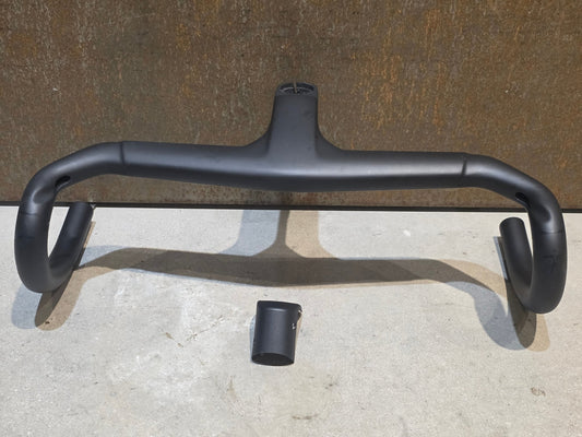 Lenker von Bontrager, TREK AERO RSL ROAD INTEGRIERTE LENKER - / VORBAU EINHEIT / MADONE GEN 8 390/420 X 90MM vor USEDBIKES - OB.DE Hintergrund