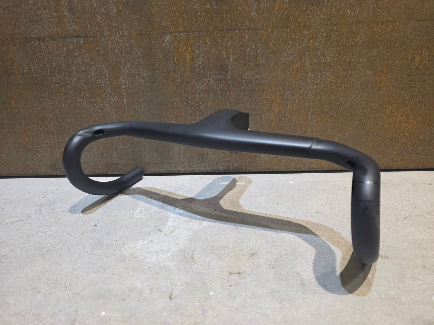 Lenker von Bontrager, TREK AERO RSL ROAD INTEGRIERTE LENKER - / VORBAU EINHEIT / MADONE GEN 8 390/420 X 90MM vor USEDBIKES - OB.DE Hintergrund