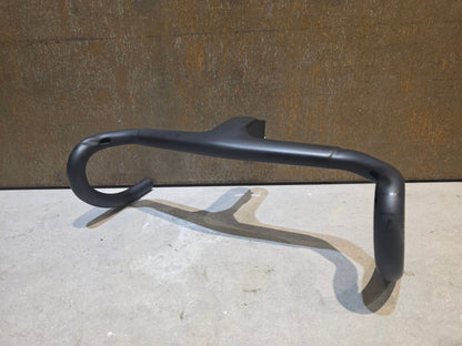 Lenker von Bontrager, TREK AERO RSL ROAD INTEGRIERTE LENKER - / VORBAU EINHEIT / MADONE GEN 8 390/420 X 90MM vor USEDBIKES - OB.DE Hintergrund