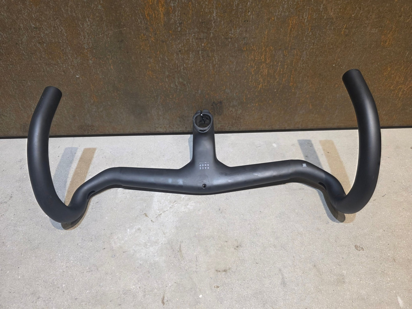 Lenker von Bontrager, TREK AERO RSL ROAD INTEGRIERTE LENKER - / VORBAU EINHEIT / MADONE GEN 8 390/420 X 90MM vor USEDBIKES - OB.DE Hintergrund