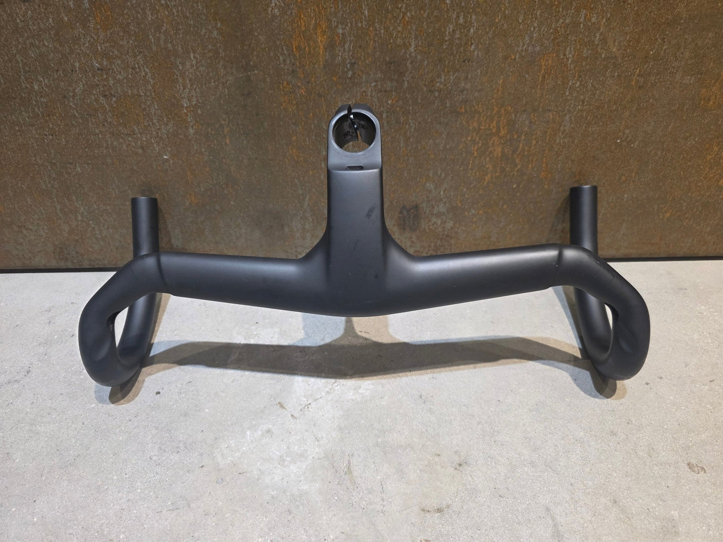 Lenker von Bontrager, TREK AERO RSL ROAD INTEGRIERTE LENKER - / VORBAU EINHEIT / MADONE GEN 8 390/420 X 90MM vor USEDBIKES - OB.DE Hintergrund