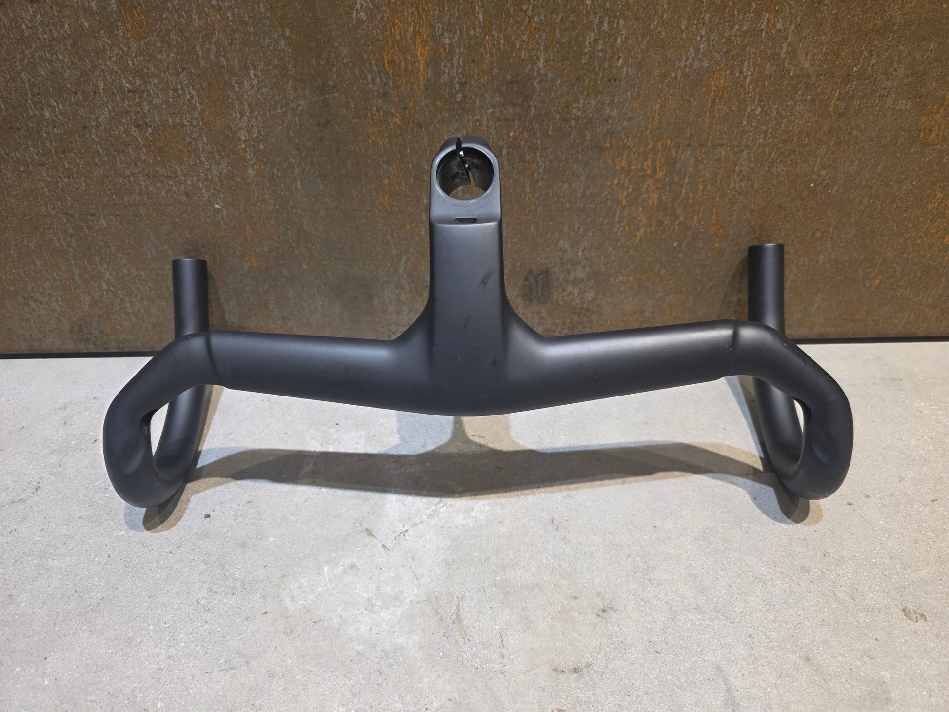 Lenker von Bontrager, TREK AERO RSL ROAD INTEGRIERTE LENKER - / VORBAU EINHEIT / MADONE GEN 8 390/420 X 90MM vor USEDBIKES - OB.DE Hintergrund