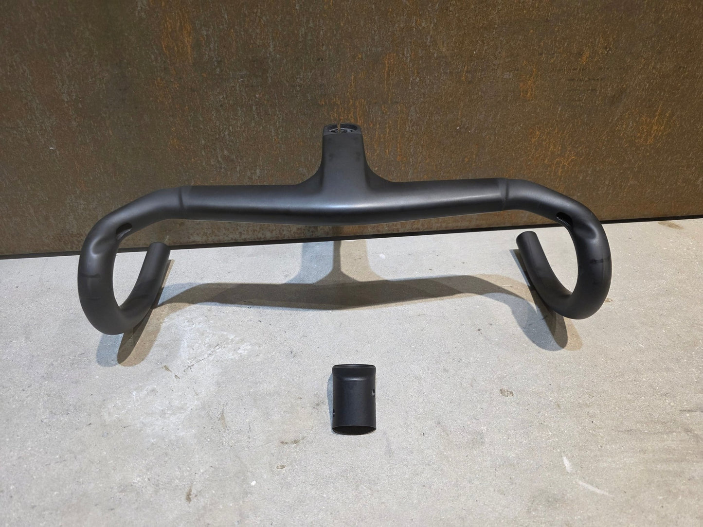 Lenker von Trek, TREK AERO RSL ROAD INTEGRIERTE LENKER - / VORBAU EINHEIT / MADONE GEN 8 390/420 X 90MM vor USEDBIKES - OB.DE Hintergrund