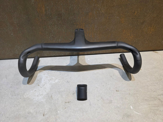 Lenker von Trek, TREK AERO RSL ROAD INTEGRIERTE LENKER - / VORBAU EINHEIT / MADONE GEN 8 390/420 X 90MM vor USEDBIKES - OB.DE Hintergrund