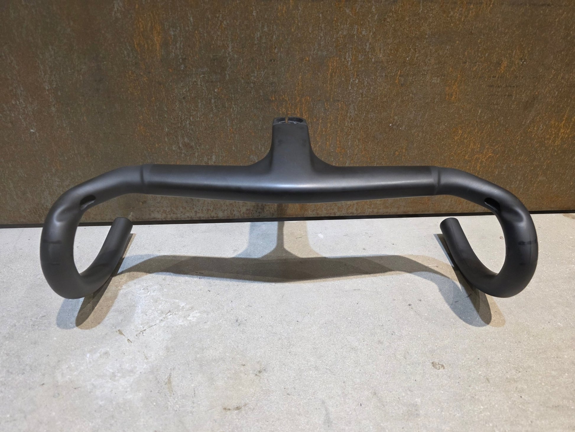 Lenker von Trek, TREK AERO RSL ROAD INTEGRIERTE LENKER - / VORBAU EINHEIT / MADONE GEN 8 390/420 X 90MM vor USEDBIKES - OB.DE Hintergrund