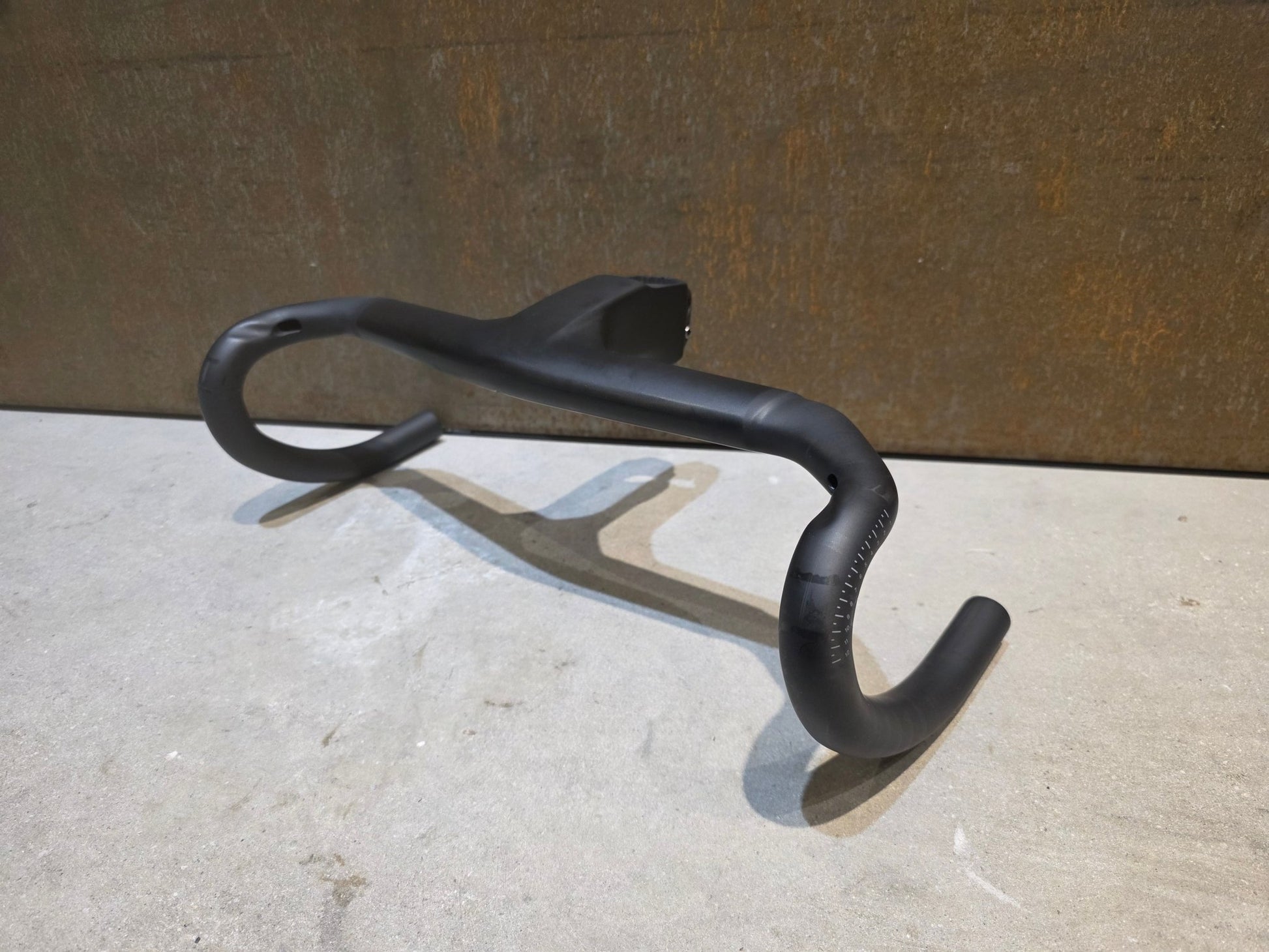 Lenker von Trek, TREK AERO RSL ROAD INTEGRIERTE LENKER - / VORBAU EINHEIT / MADONE GEN 8 390/420 X 90MM vor USEDBIKES - OB.DE Hintergrund