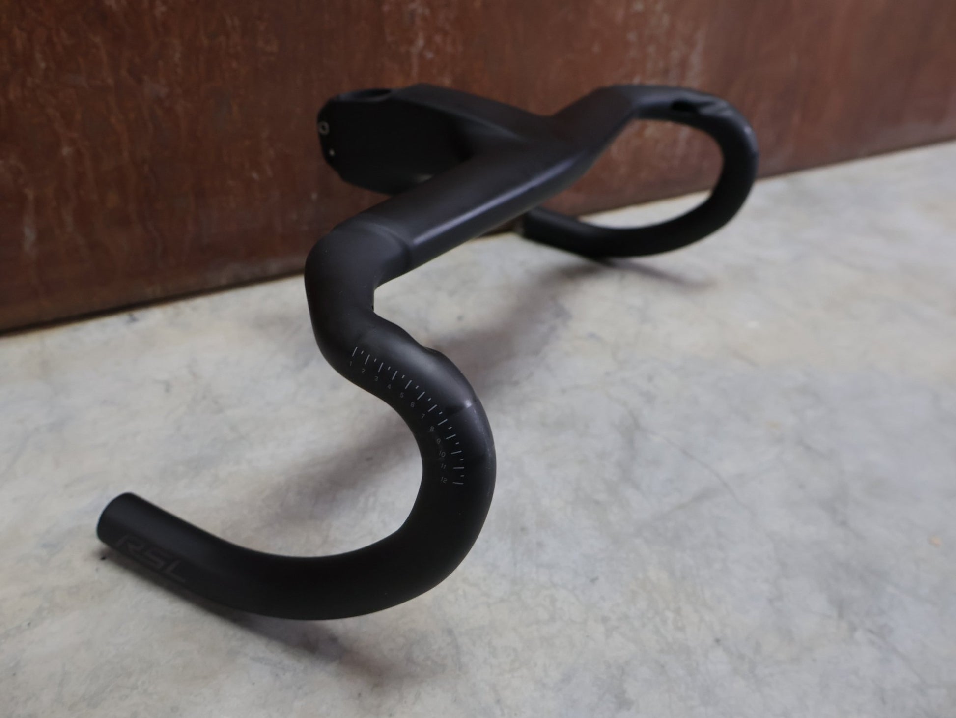 Lenker von Trek, TREK AERO RSL ROAD INTEGRIERTE LENKER - / VORBAU EINHEIT / MADONE GEN 8 390/420 X 90MM vor USEDBIKES - OB.DE Hintergrund