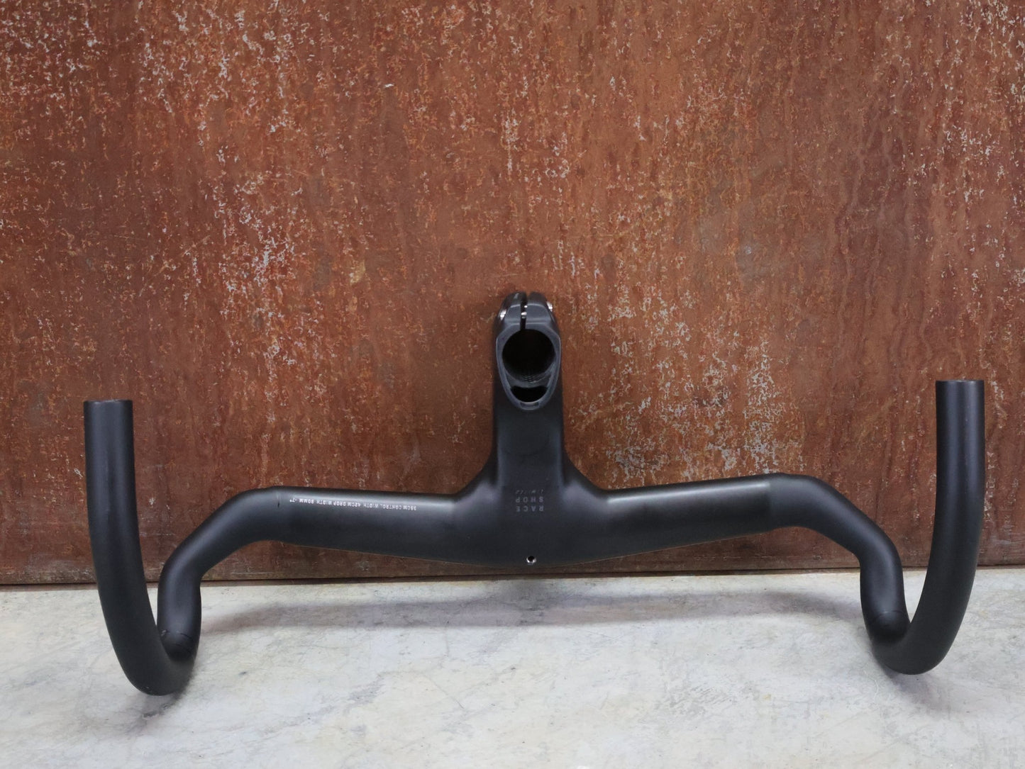 Lenker von Trek, TREK AERO RSL ROAD INTEGRIERTE LENKER - / VORBAU EINHEIT / MADONE GEN 8 390/420 X 90MM vor USEDBIKES - OB.DE Hintergrund