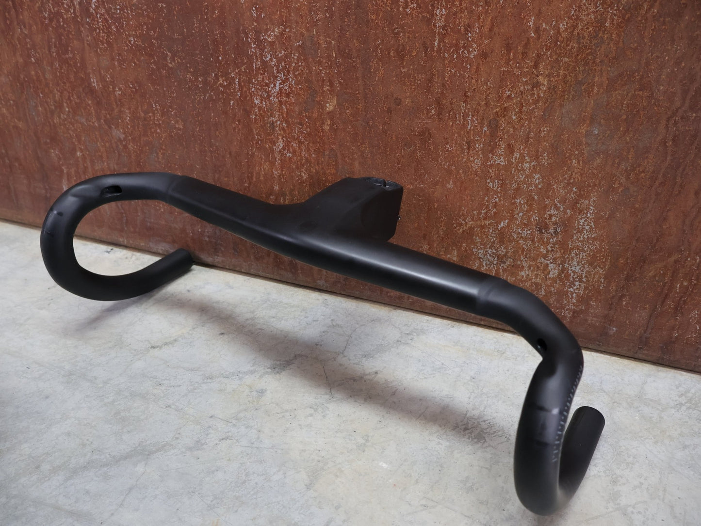 Lenker von Trek, TREK AERO RSL ROAD INTEGRIERTE LENKER - / VORBAU EINHEIT / MADONE GEN 8 390/420 X 90MM vor USEDBIKES - OB.DE Hintergrund