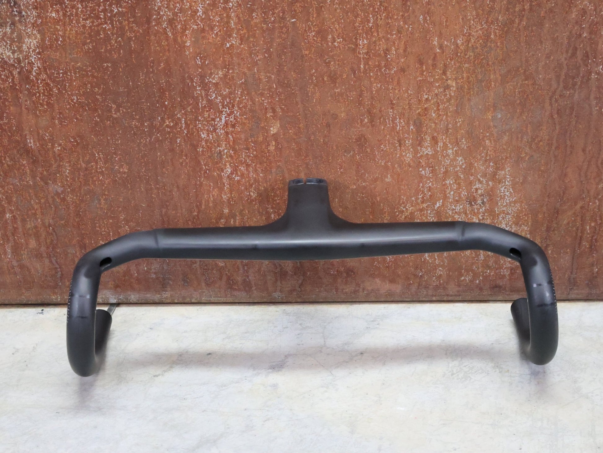 Lenker von Trek, TREK AERO RSL ROAD INTEGRIERTE LENKER - / VORBAU EINHEIT / MADONE GEN 8 390/420 X 90MM vor USEDBIKES - OB.DE Hintergrund