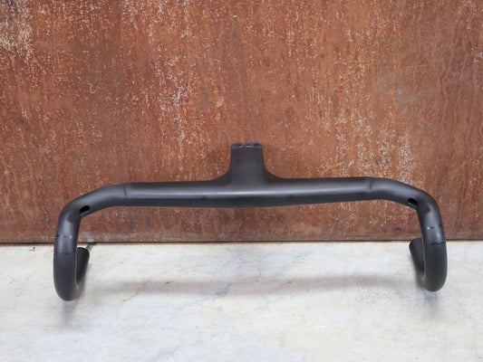 Lenker von Trek, TREK AERO RSL ROAD INTEGRIERTE LENKER - / VORBAU EINHEIT / MADONE GEN 8 390/420 X 90MM vor USEDBIKES - OB.DE Hintergrund