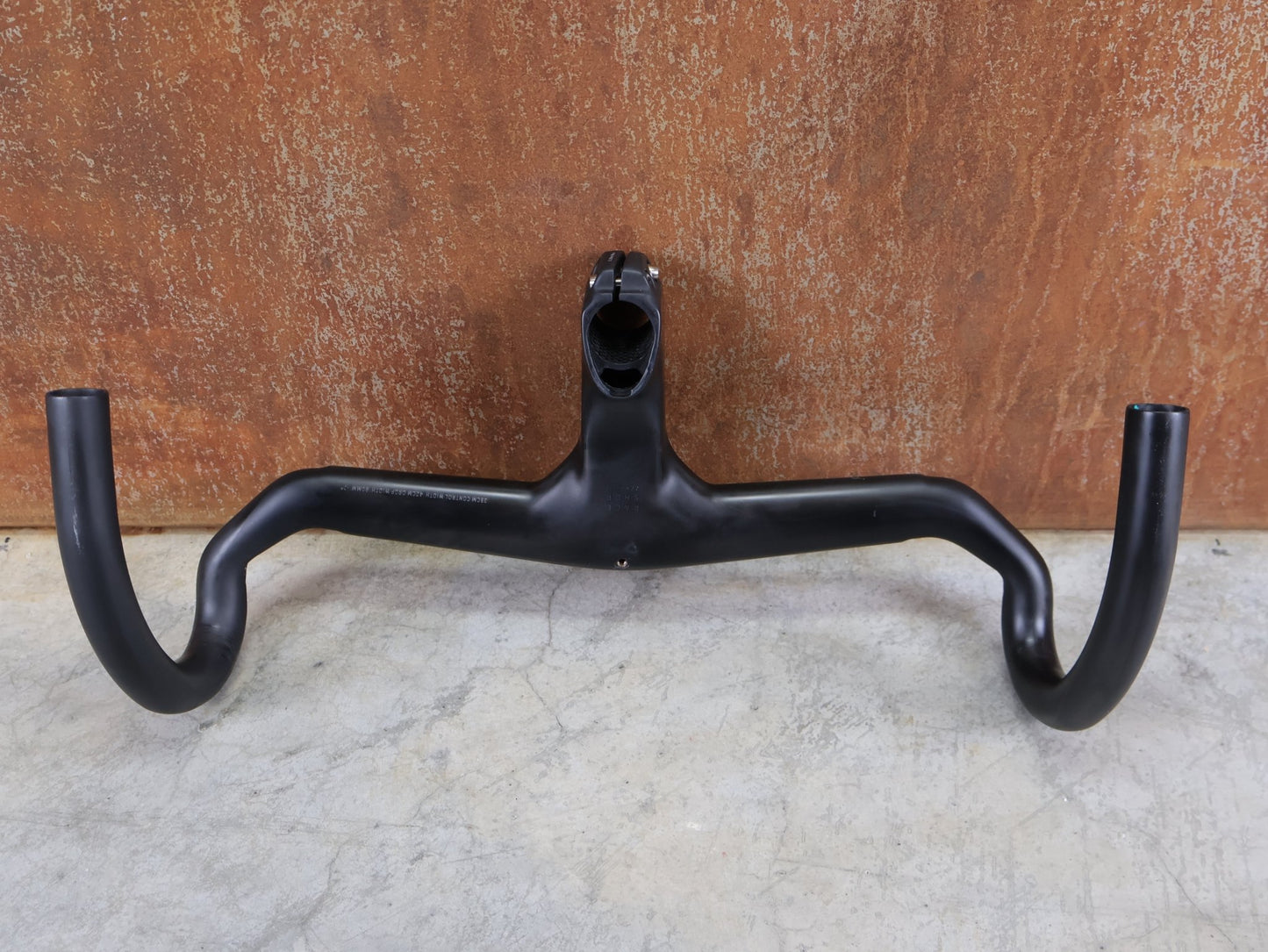 Lenker von Trek, TREK AERO RSL ROAD INTEGRIERTE LENKER - / VORBAU EINHEIT / MADONE GEN 8 390/420 X 90MM vor USEDBIKES - OB.DE Hintergrund