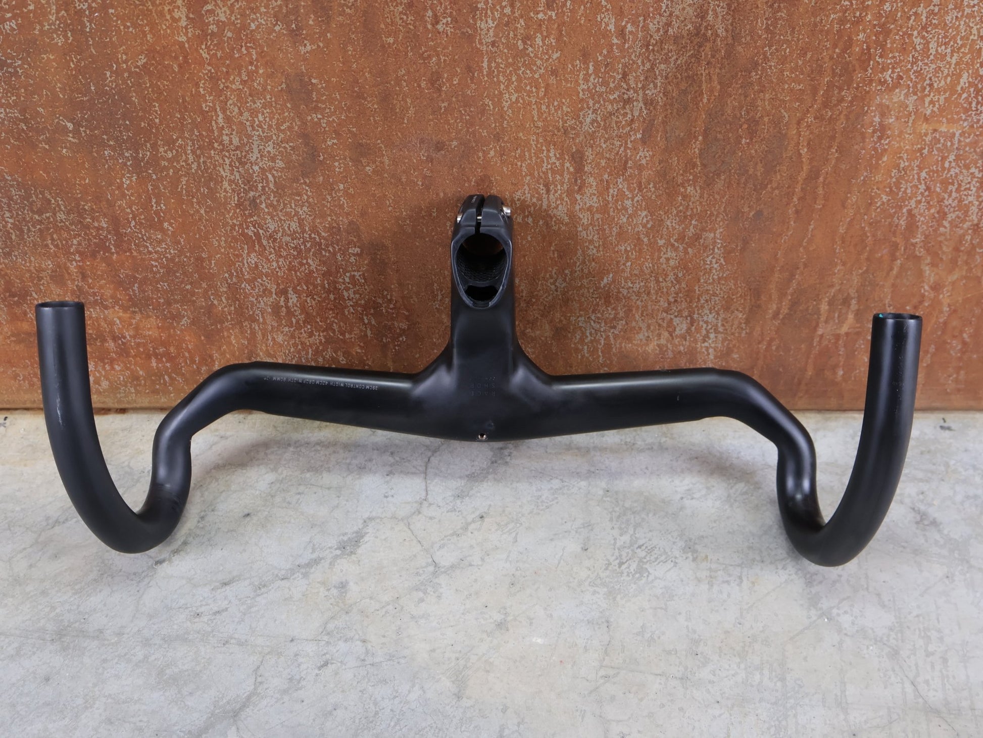 Lenker von Trek, TREK AERO RSL ROAD INTEGRIERTE LENKER - / VORBAU EINHEIT / MADONE GEN 8 390/420 X 90MM vor USEDBIKES - OB.DE Hintergrund