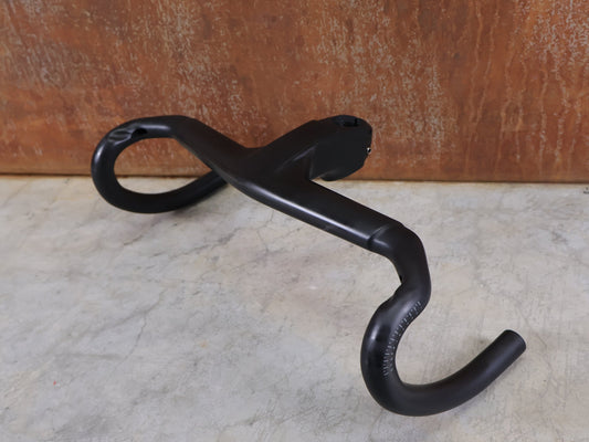 Lenker von Trek, TREK AERO RSL ROAD INTEGRIERTE LENKER - / VORBAU EINHEIT / MADONE GEN 8 390/420 X 90MM vor USEDBIKES - OB.DE Hintergrund