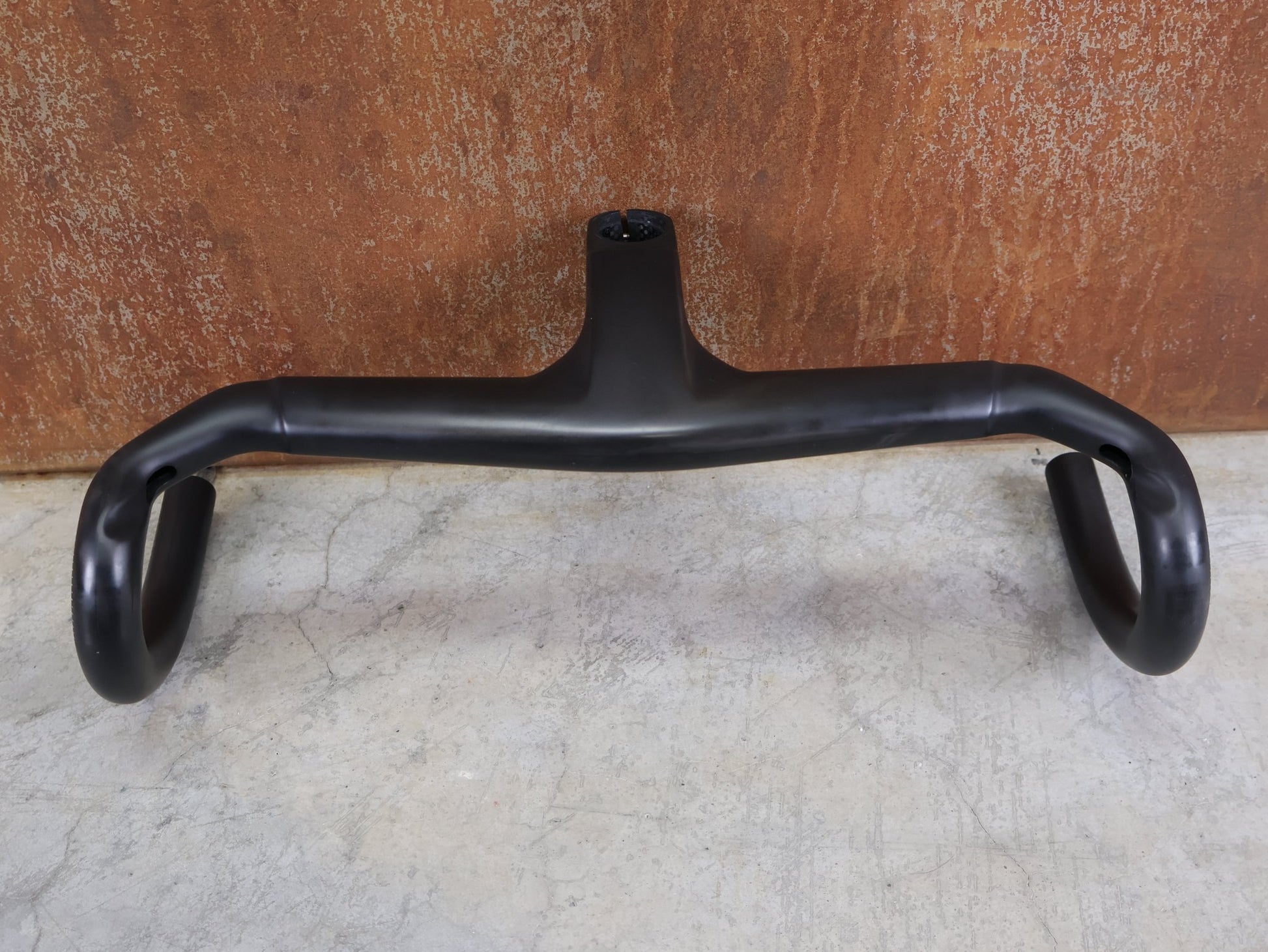 Lenker von Trek, TREK AERO RSL ROAD INTEGRIERTE LENKER - / VORBAU EINHEIT / MADONE GEN 8 390/420 X 90MM vor USEDBIKES - OB.DE Hintergrund