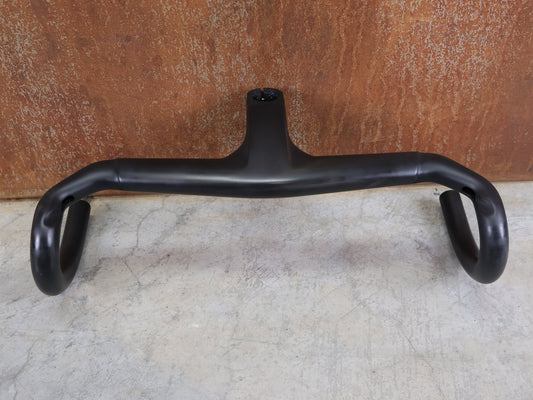 Lenker von Trek, TREK AERO RSL ROAD INTEGRIERTE LENKER - / VORBAU EINHEIT / MADONE GEN 8 390/420 X 90MM vor USEDBIKES - OB.DE Hintergrund