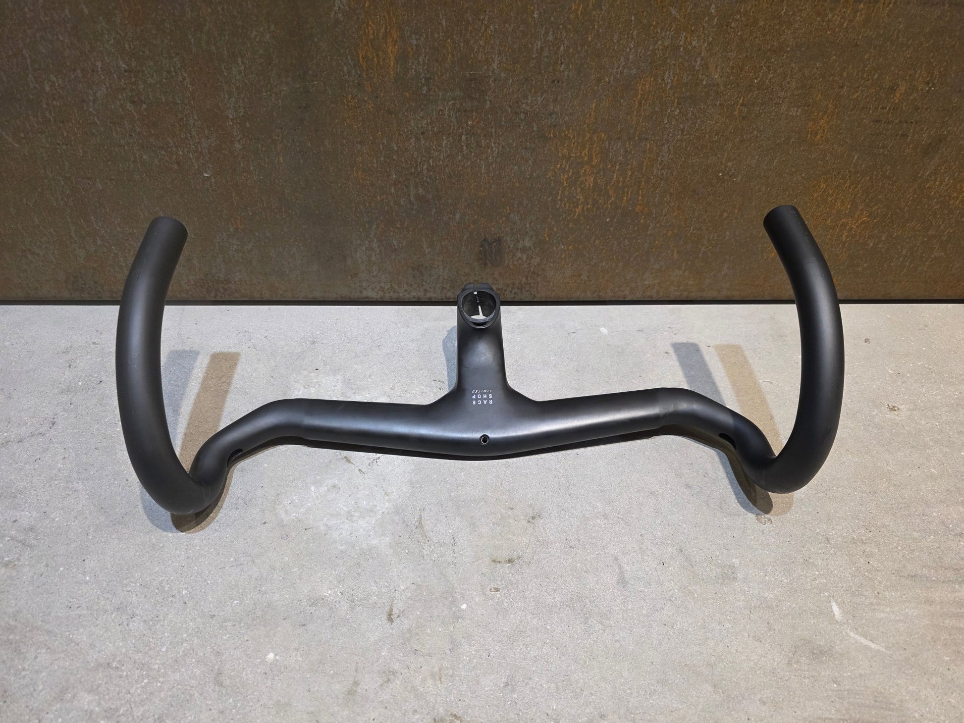 Lenker von Trek, TREK AERO RSL ROAD INTEGRIERTE LENKER - / VORBAU EINHEIT / MADONE GEN 8 390/420 X 90MM vor USEDBIKES - OB.DE Hintergrund