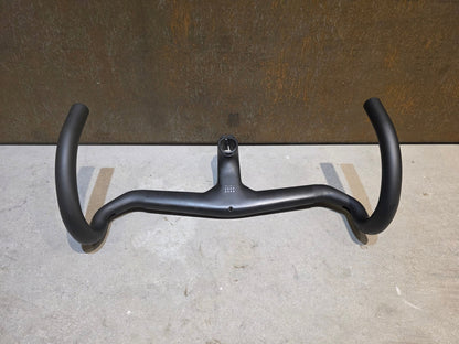 Lenker von Trek, TREK AERO RSL ROAD INTEGRIERTE LENKER - / VORBAU EINHEIT / MADONE GEN 8 390/420 X 90MM vor USEDBIKES - OB.DE Hintergrund