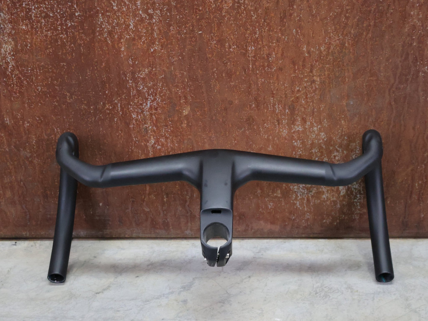 Lenker von Trek, TREK AERO RSL ROAD INTEGRIERTE LENKER - / VORBAU EINHEIT / MADONE GEN 8 390/420 X 90MM vor USEDBIKES - OB.DE Hintergrund