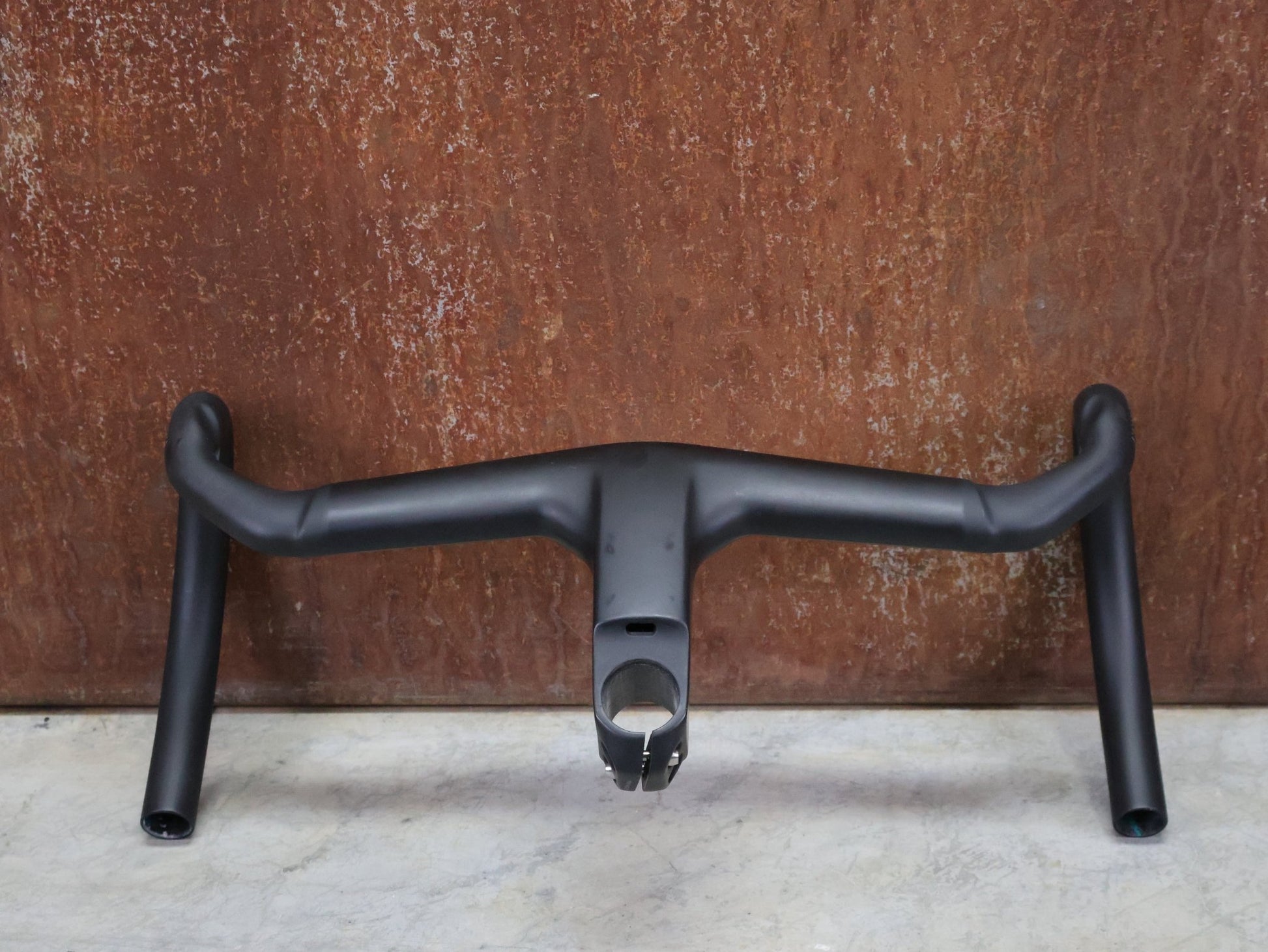 Lenker von Trek, TREK AERO RSL ROAD INTEGRIERTE LENKER - / VORBAU EINHEIT / MADONE GEN 8 390/420 X 90MM vor USEDBIKES - OB.DE Hintergrund