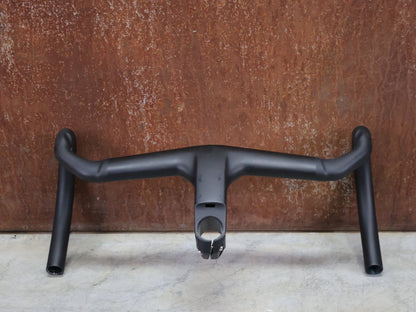 Lenker von Trek, TREK AERO RSL ROAD INTEGRIERTE LENKER - / VORBAU EINHEIT / MADONE GEN 8 390/420 X 90MM vor USEDBIKES - OB.DE Hintergrund