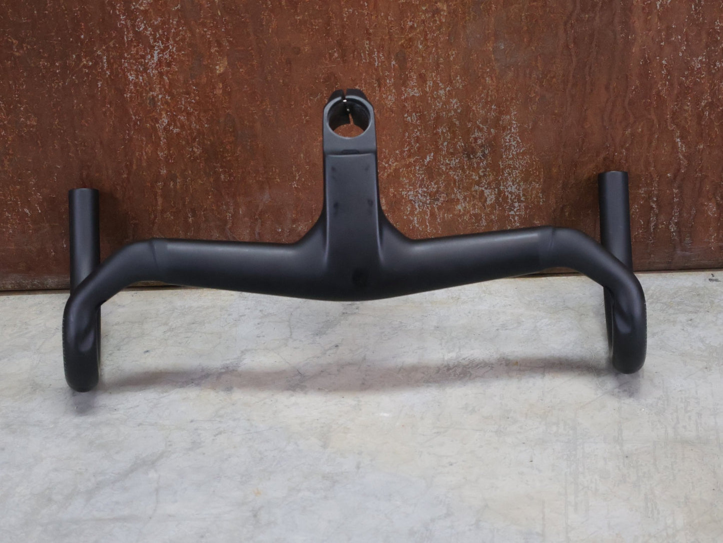 Lenker von Trek, TREK AERO RSL ROAD INTEGRIERTE LENKER - / VORBAU EINHEIT / MADONE GEN 8 390/420 X 90MM vor USEDBIKES - OB.DE Hintergrund