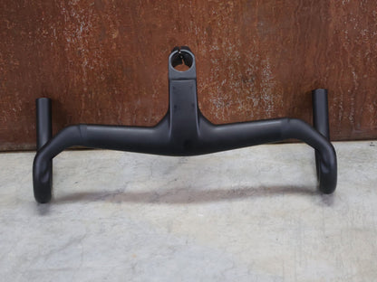 Lenker von Trek, TREK AERO RSL ROAD INTEGRIERTE LENKER - / VORBAU EINHEIT / MADONE GEN 8 390/420 X 90MM vor USEDBIKES - OB.DE Hintergrund