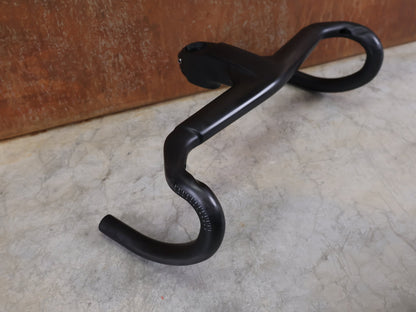 Lenker von Trek, TREK AERO RSL ROAD INTEGRIERTE LENKER - / VORBAU EINHEIT / MADONE GEN 8 390/420 X 90MM vor USEDBIKES - OB.DE Hintergrund